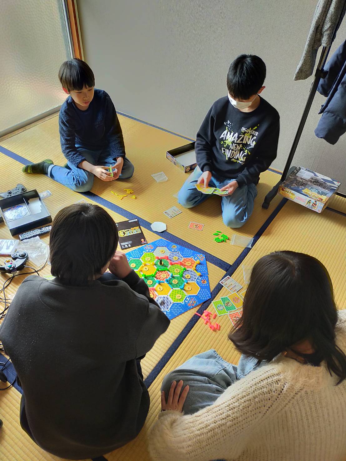 北新子ども食堂でのボードゲームの様子